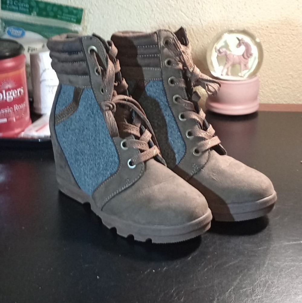 Wedged fashion boots